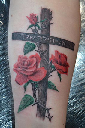 Kreuz mit Rosen